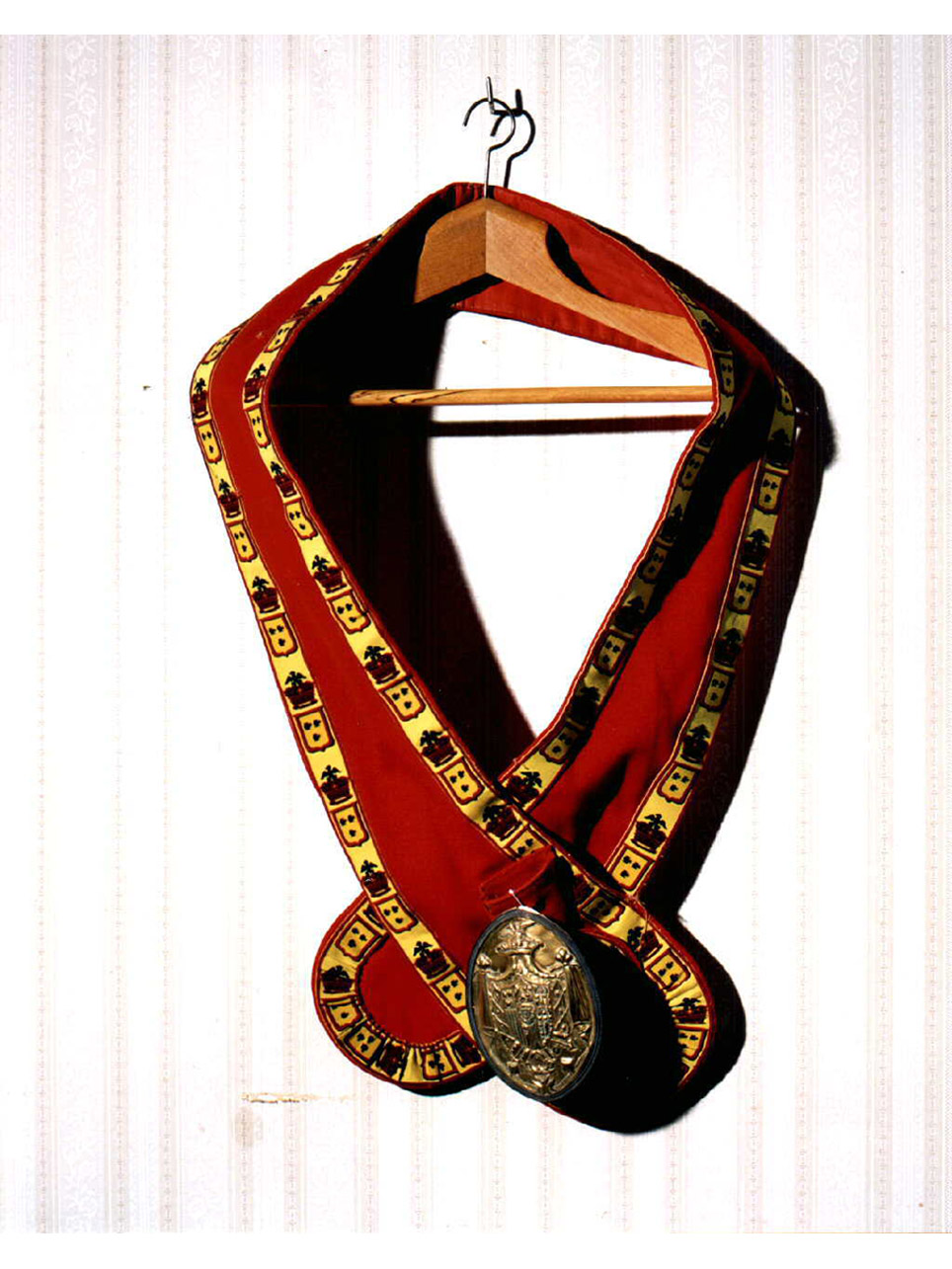 stemma gentilizio (fibula) - bottega napoletana (seconda metà sec. XIX)