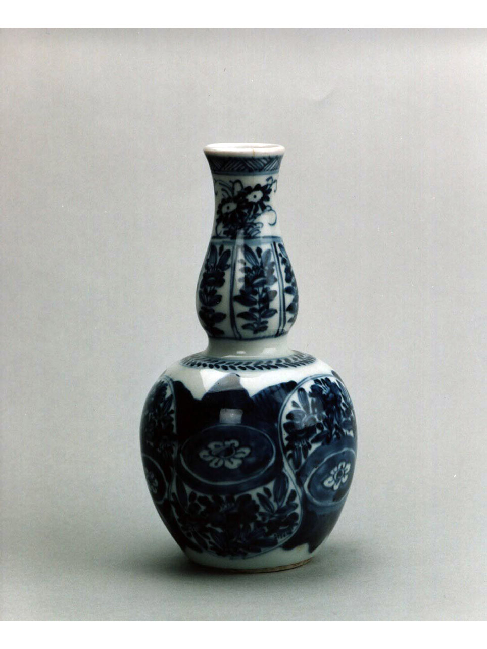 motivi decorativi vegetali (bottiglia) - manifattura cinese (prima metà sec. XIX)