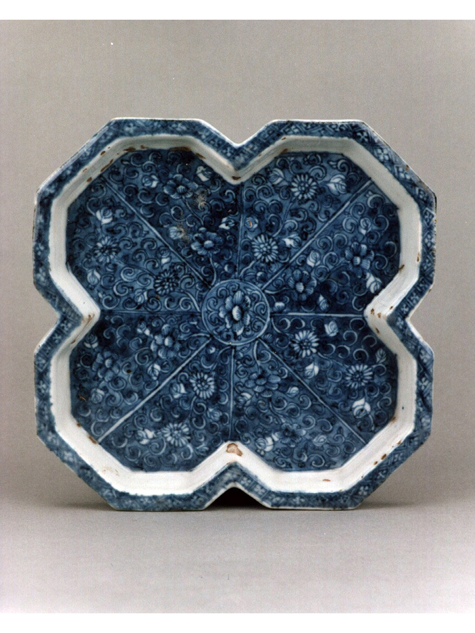 motivi decorativi geometrici e vegetali (vassoio) - manifattura cinese (prima metà sec. XVII)