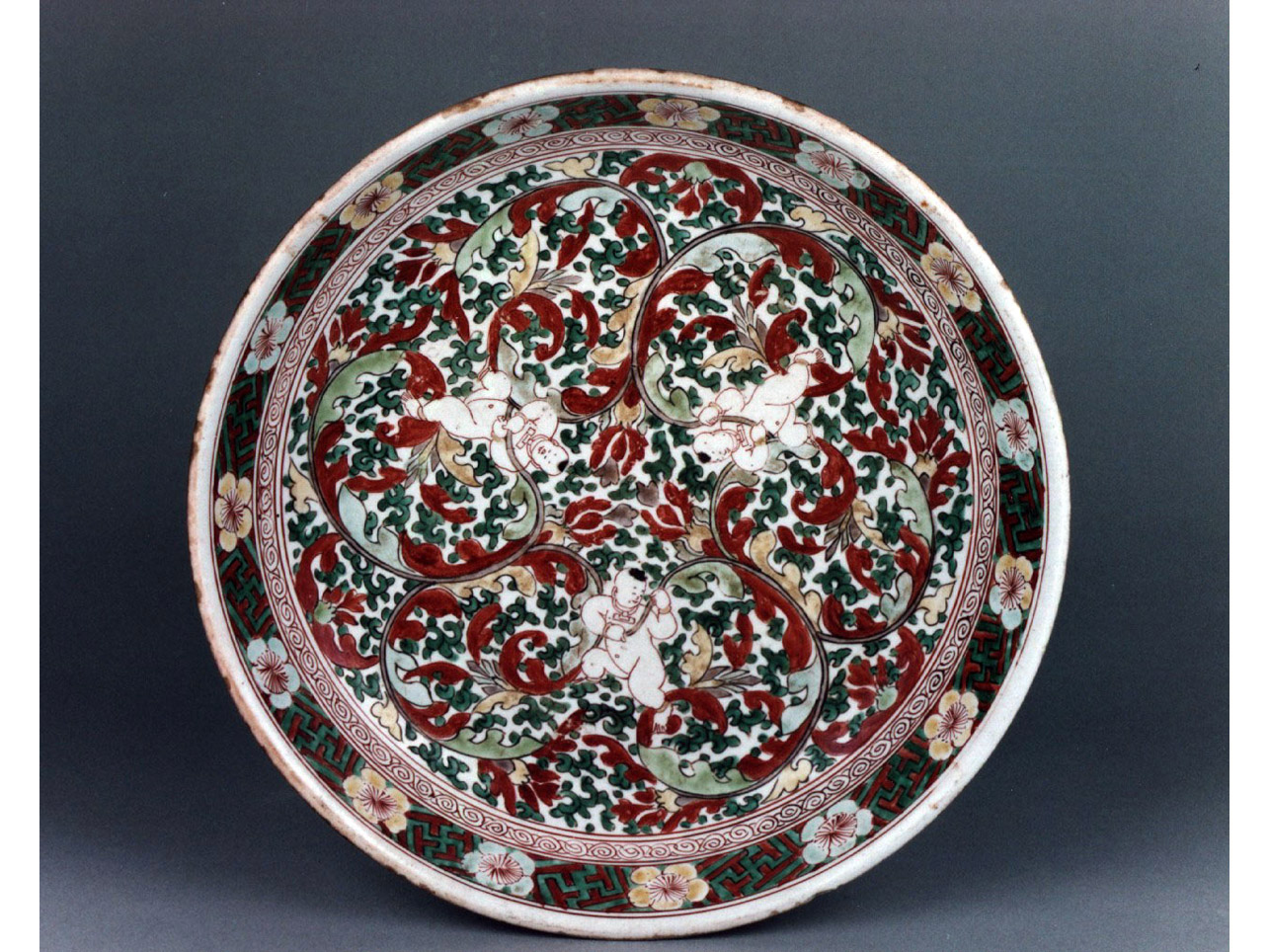 figure maschili/ motivi decorativi geometrici e vegetali (piatto) - manifattura cinese (metà sec. XVII)