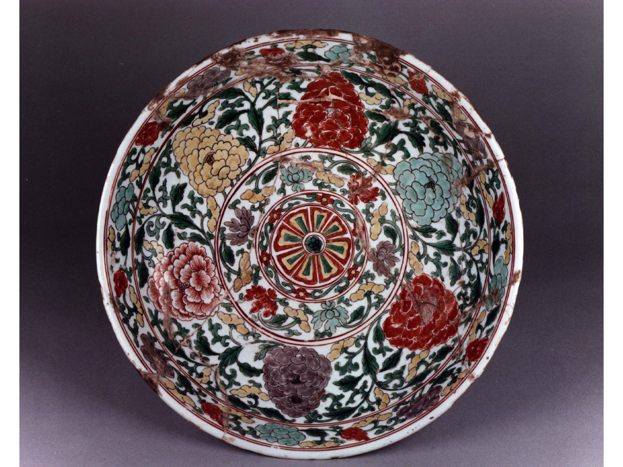 motivi decorativi floreali (piatto) - manifattura cinese (metà sec. XVII)