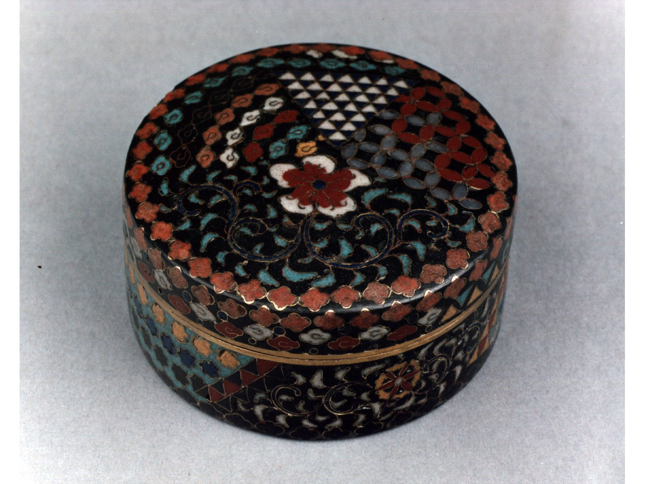 motivi decorativi vegetali stilizzati (scatola) - manifattura giapponese (metà sec. XIX)