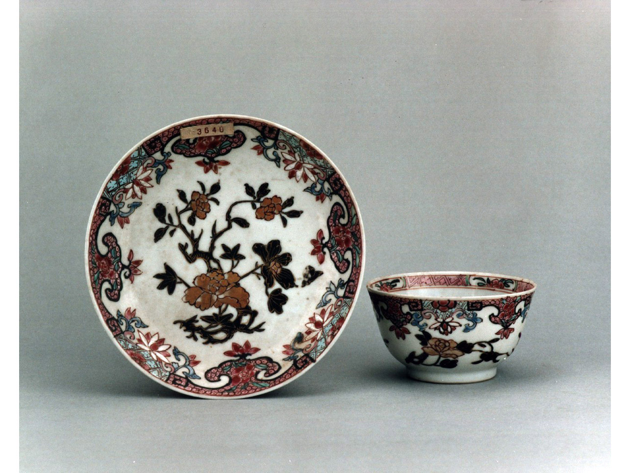 motivi decorativi floreali (piattino) - manifattura cinese (secondo quarto sec. XVIII)