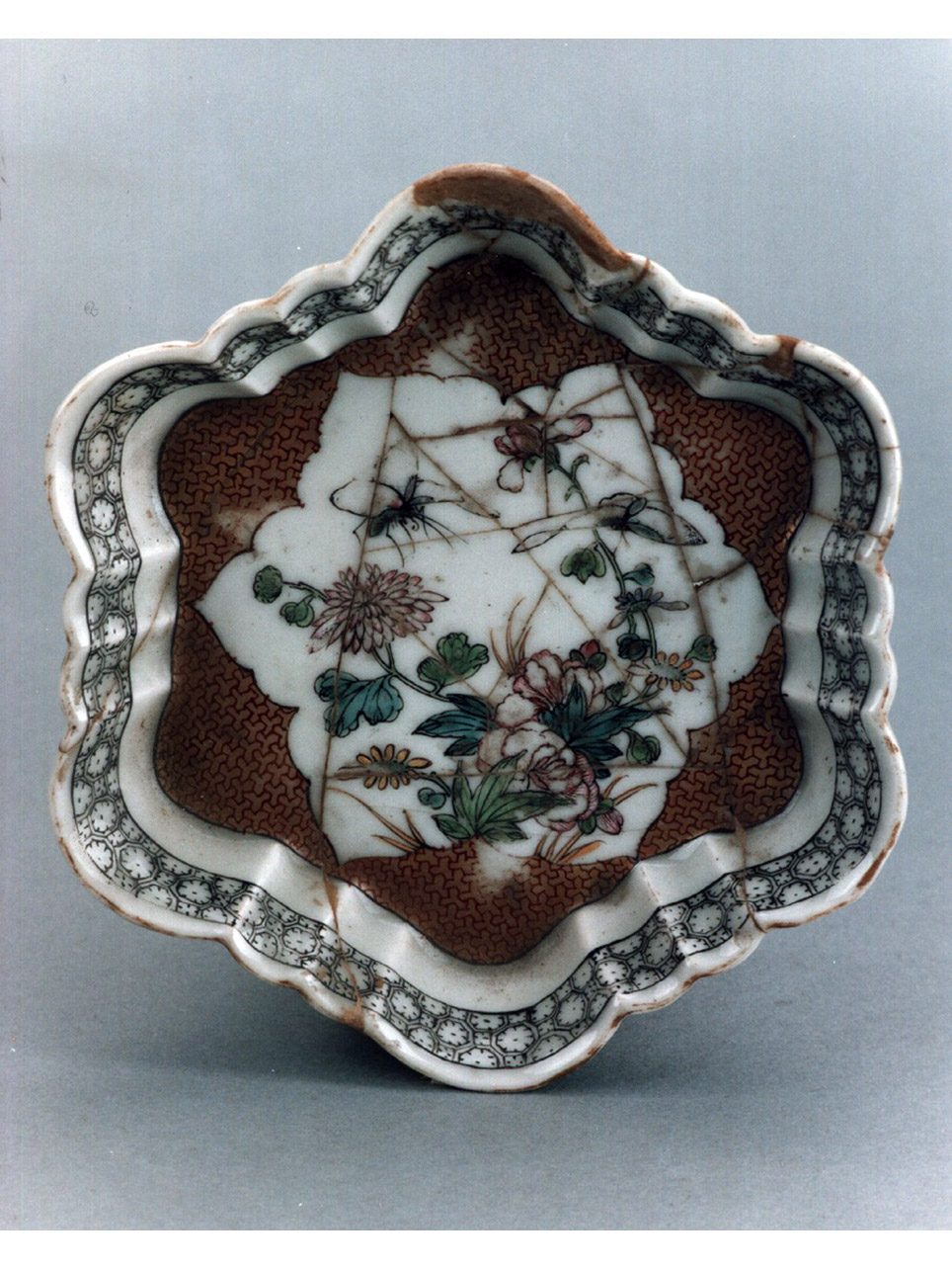 motivi decorativi geometrici e vegetali (piattino) - manifattura cinese (secondo quarto sec. XVIII)