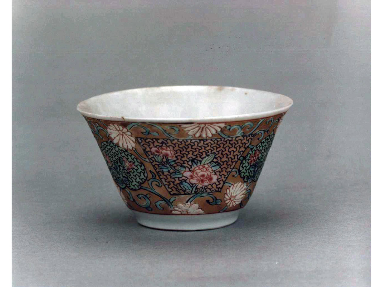 motivi decorativi geometrici e vegetali (tazzina) - manifattura cinese (sec. XVIII)