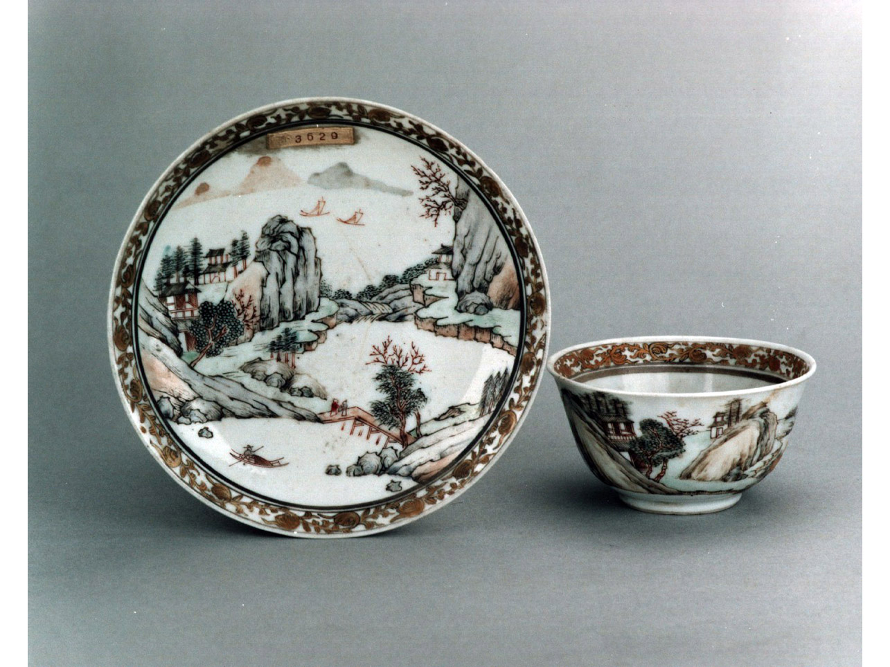 paesaggio/ motivi decorativi vegetali (piattino) - manifattura cinese (secondo quarto sec. XVIII)