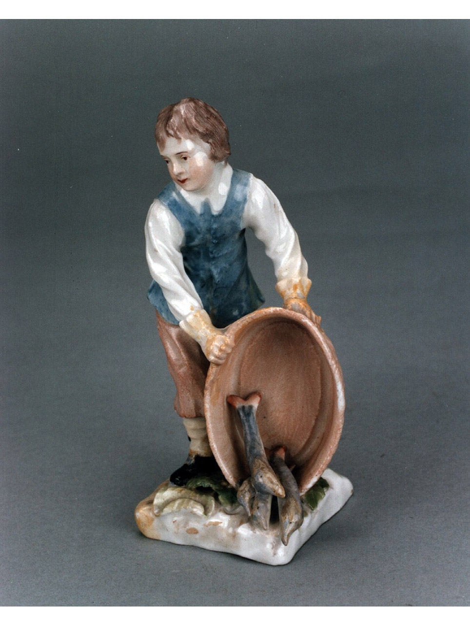 figura maschile con tinozza di pesci (statuetta) - manifattura viennese (sec. XVIII)