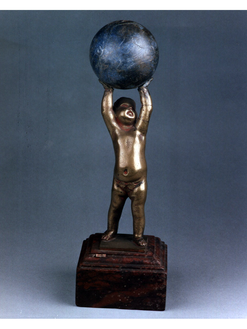 putto che sostiene il globo terrestre (statuetta) - manifattura italiana (fine/inizio secc. XVIII/ XIX)