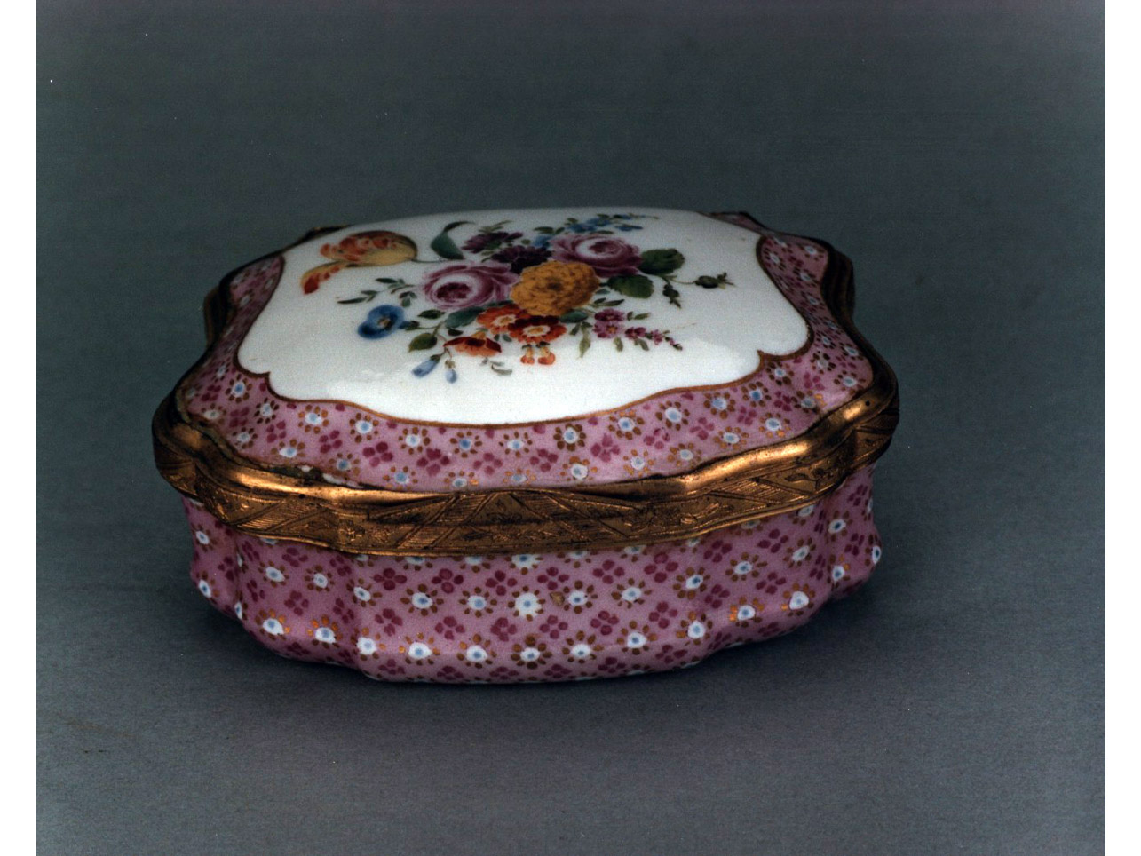 motivi decorativi floreali (tabacchiera) - manifattura di Meissen (terzo quarto sec. XVIII)