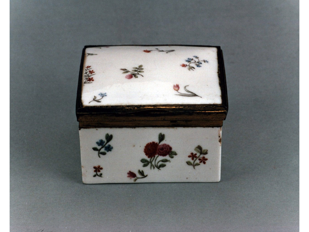 motivi decorativi floreali (tabacchiera) - manifattura viennese (terzo quarto sec. XVIII)