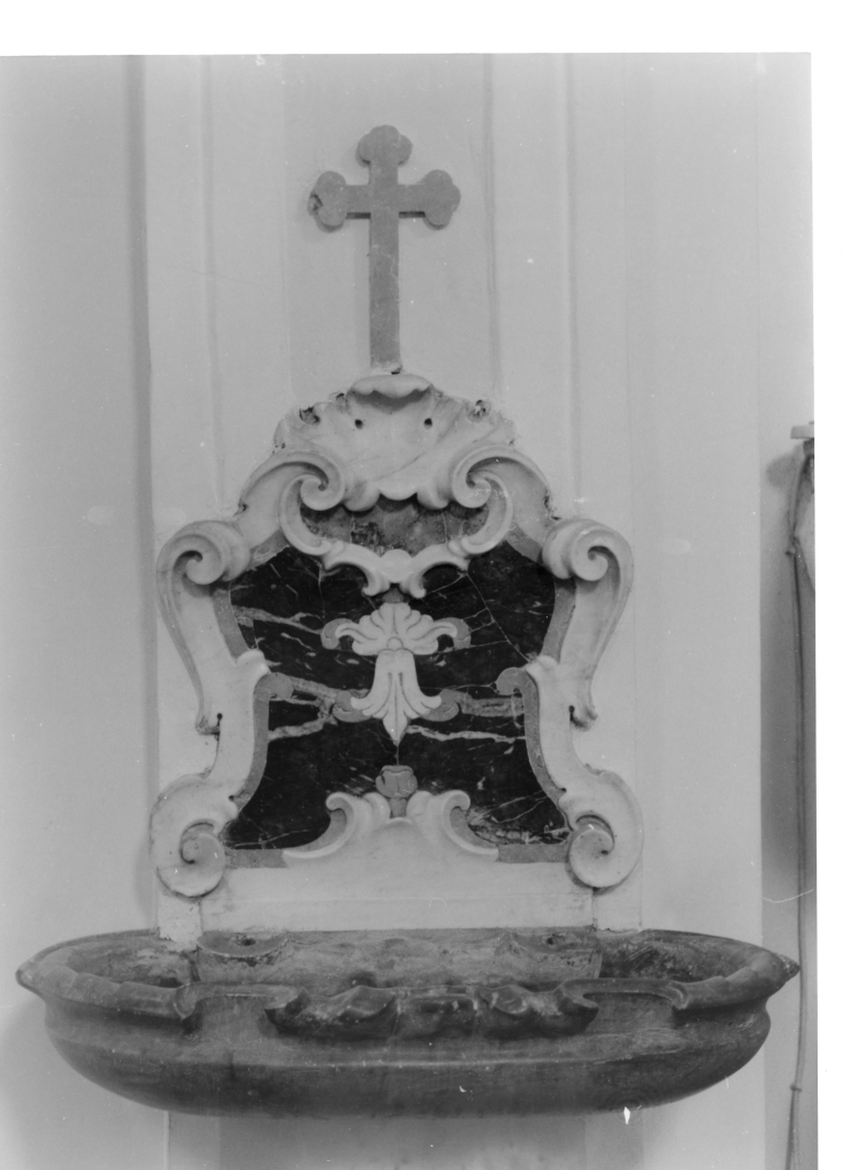 acquasantiera - a conchiglia, serie - bottega napoletana (prima metà sec. XVIII)