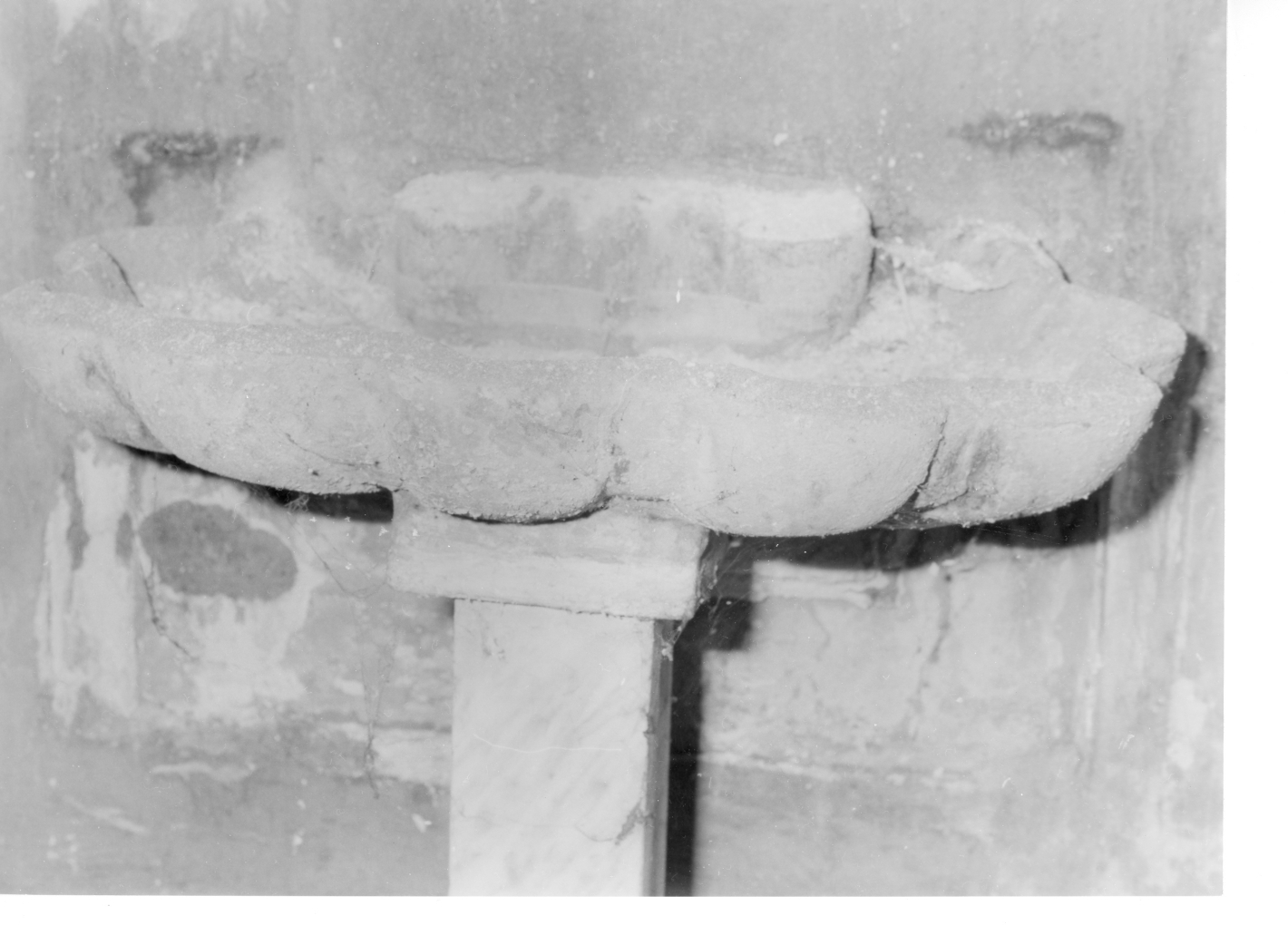 acquasantiera - a conchiglia, serie - bottega irpina (metà sec. XVIII)