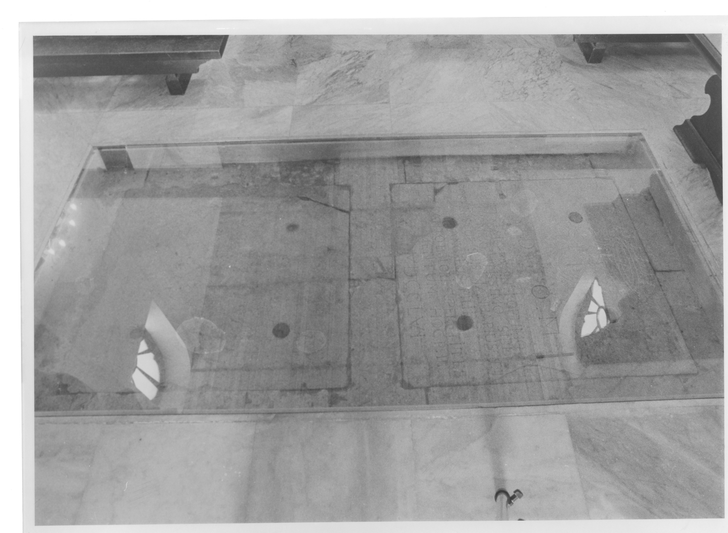 lastra tombale, serie - bottega Italia meridionale (inizio sec. XIV)