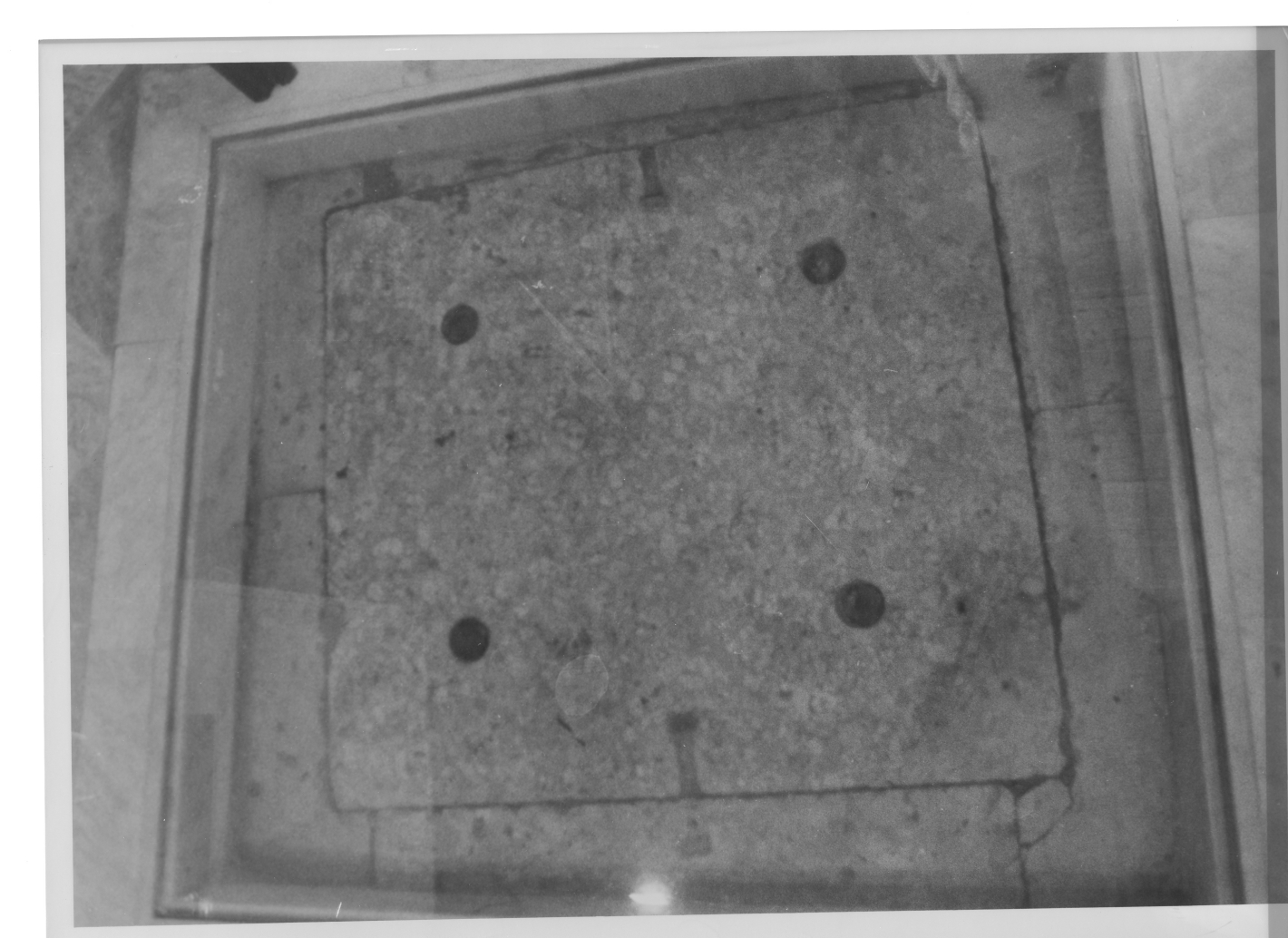 lastra tombale - bottega Italia meridionale (inizio sec. XIV)