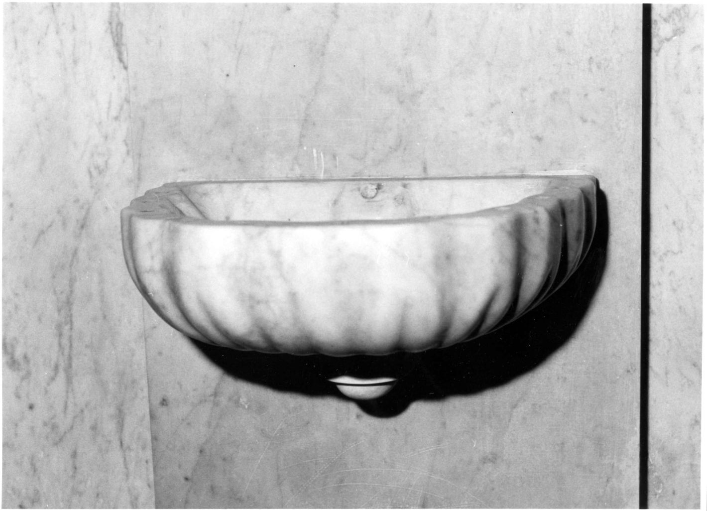 acquasantiera da parete, serie - bottega campana (sec. XIX)