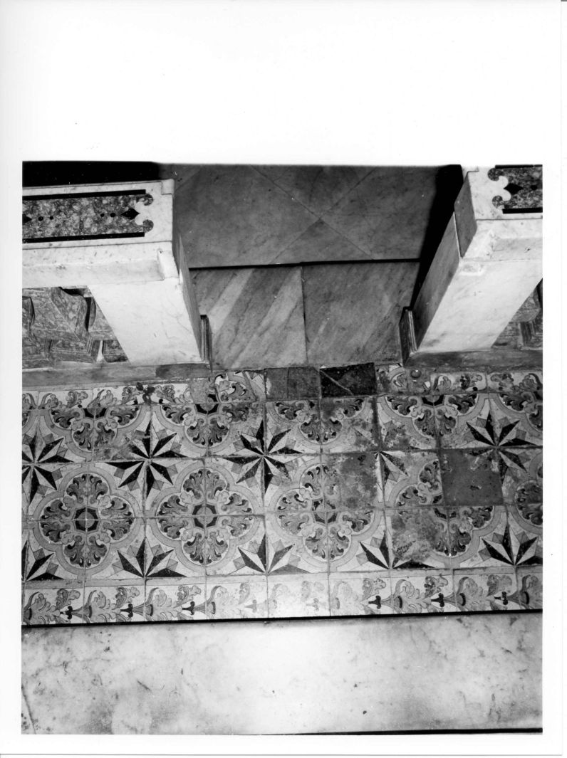 motivi decorativi vegetali (pavimento a mattonelle) - bottega Italia meridionale (sec. XVIII)