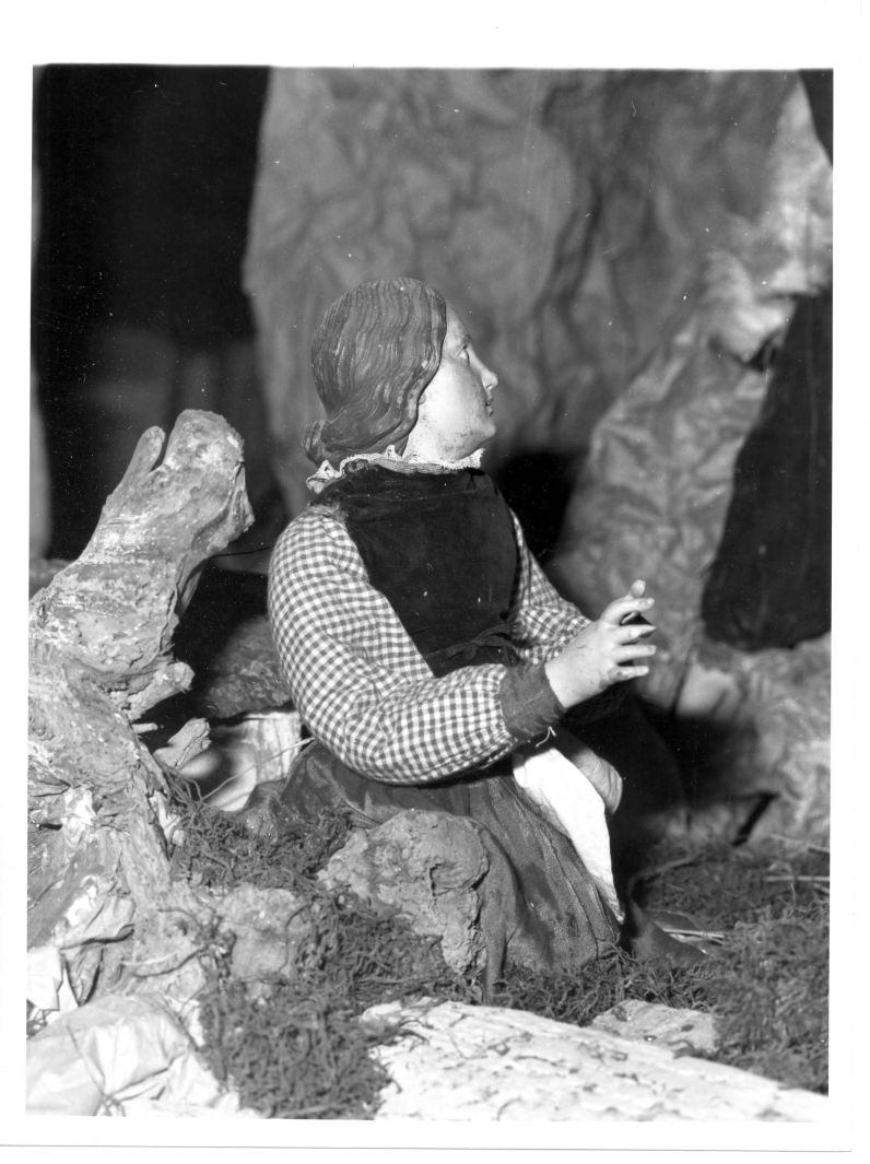 figura femminile inginocchiata (statuetta di presepio, serie) - bottega campana (sec. XIX)