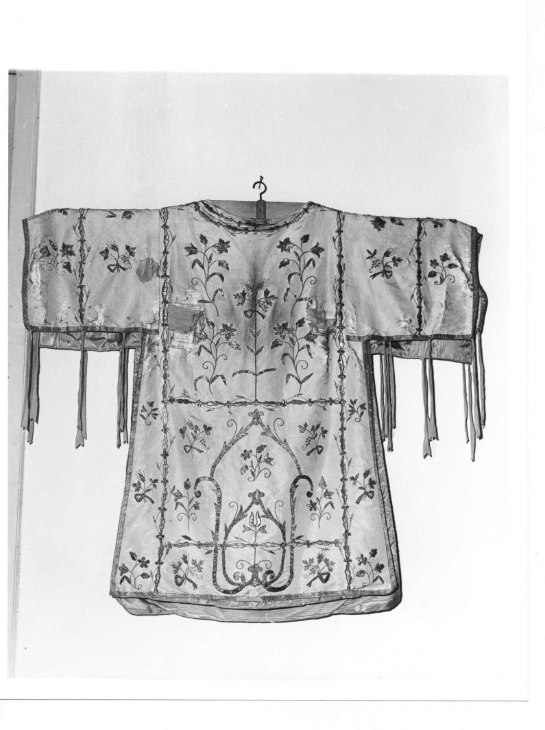 motivi decorativi floreali (tunicella) - manifattura Italia meridionale (sec. XIX)