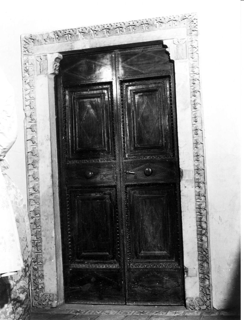 porta - a due battenti - bottega campana (sec. XVI)