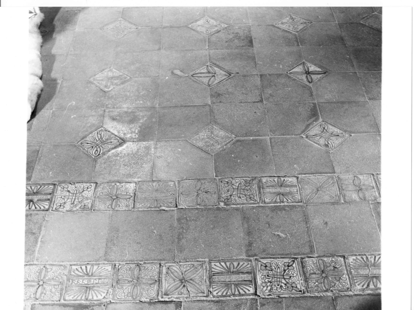 motivi decorativi geometrici e vegetali stilizzati (pavimento) - ambito campano (fine sec. XVI)