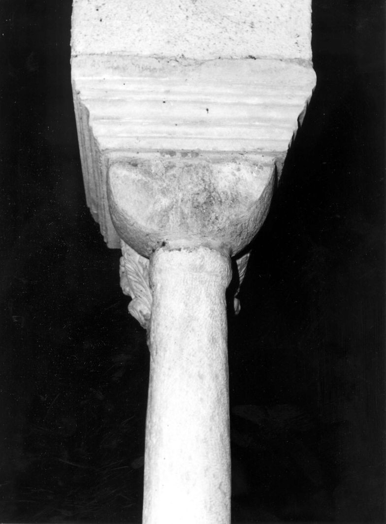 capitello di colonna, elemento d'insieme - bottega campana (sec. XIII)
