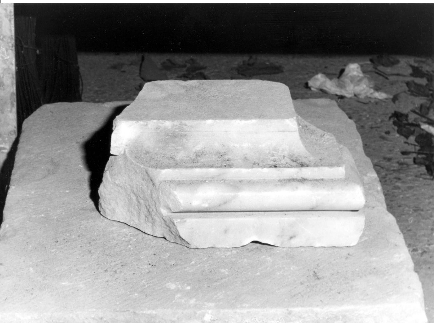 trabeazione, frammento - bottega campana (sec. XVI)