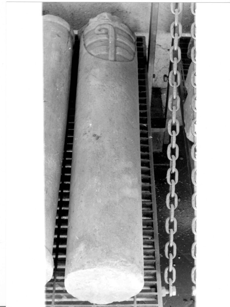 stemma vescovile (colonna, frammento) - bottega campana (seconda metà sec. XVI)