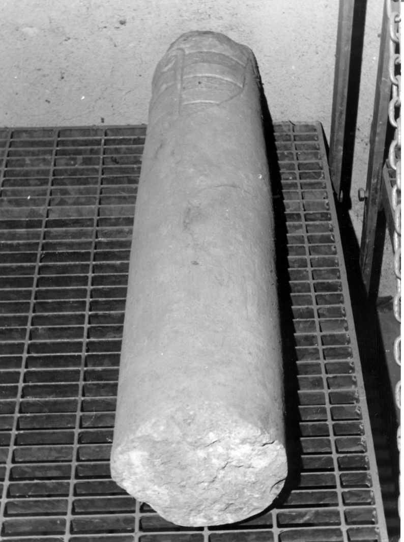 stemma vescovile (colonna, frammento) - bottega campana (sec. XVI)