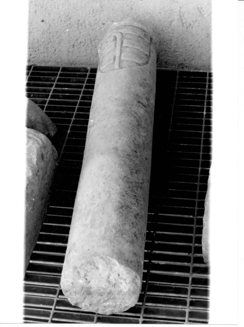 stemma vescovile (colonna, frammento) - bottega campana (sec. XVI)