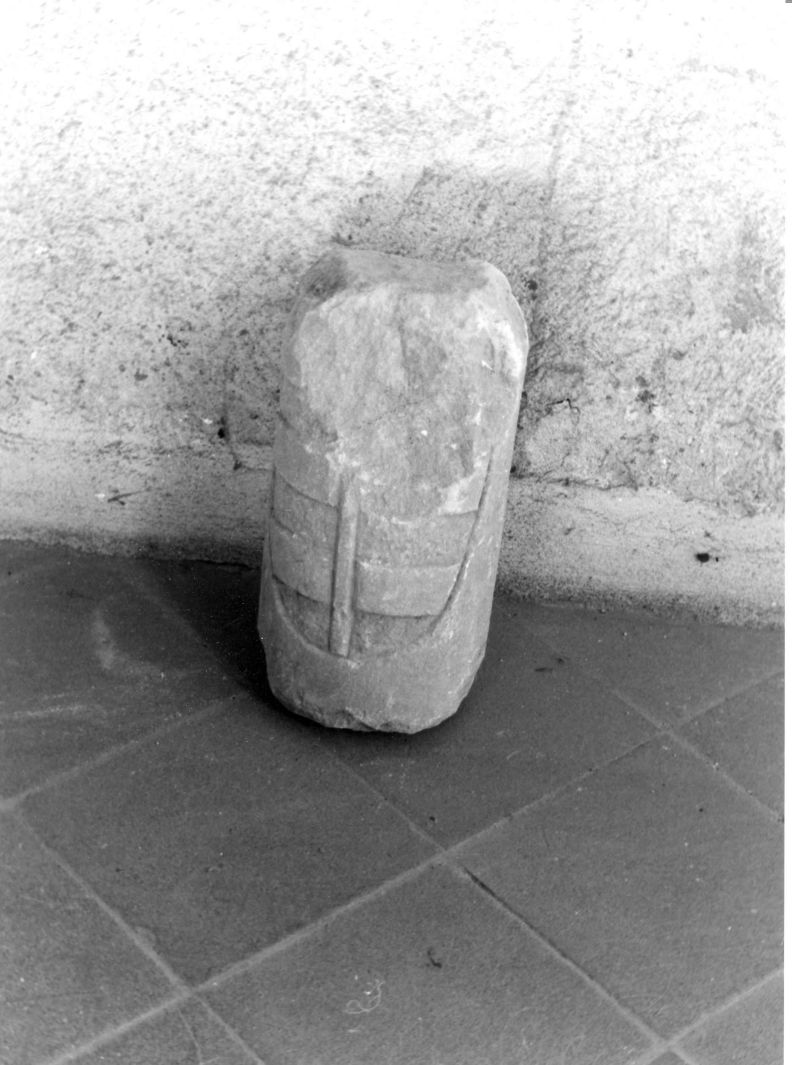 stemma vescovile (colonna, frammento) - bottega campana (sec. XVI)