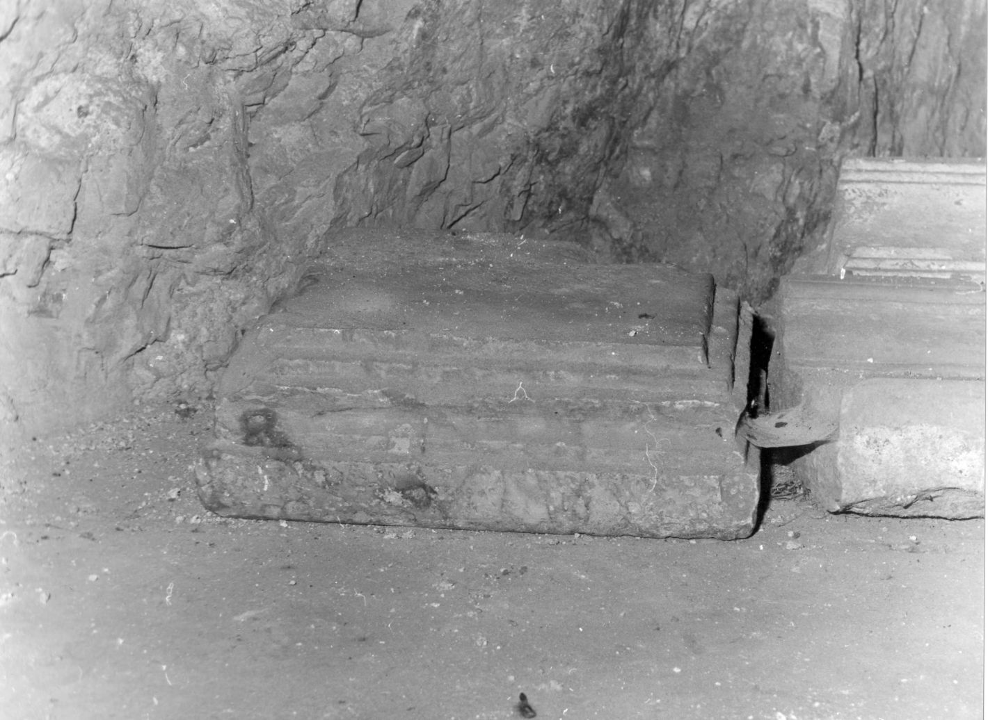 base, frammento - bottega campana (sec. XIV)