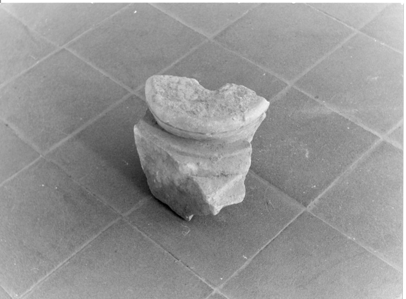 base di colonna, frammento - bottega campana (sec. XV)