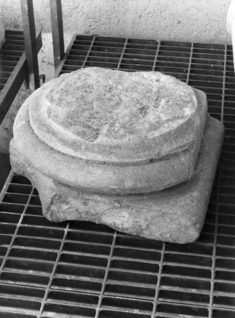 base di colonna, frammento - bottega campana (sec. XV)