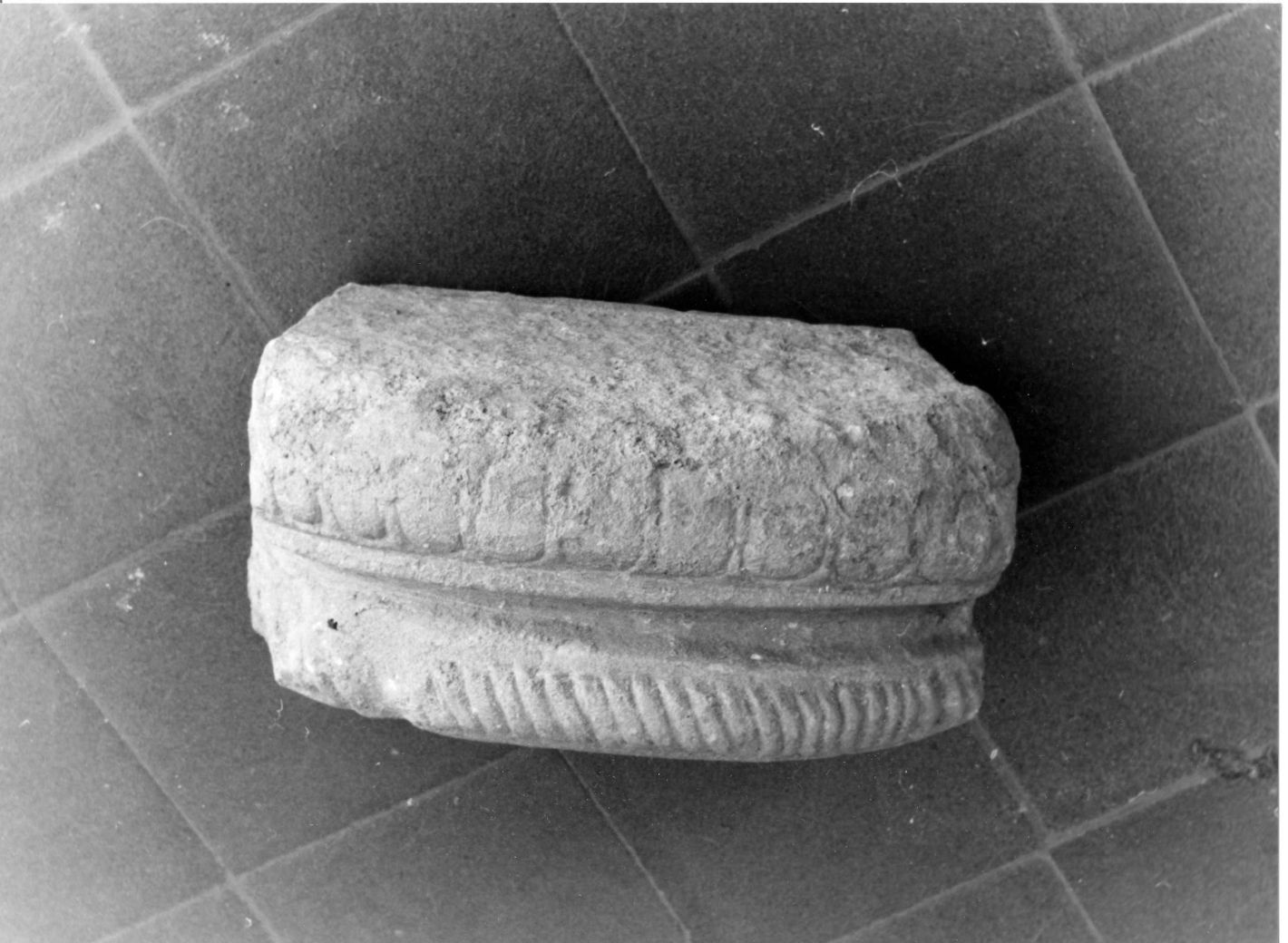 motivi decorativi (base di colonna, frammento) - bottega campana (sec. XVI)