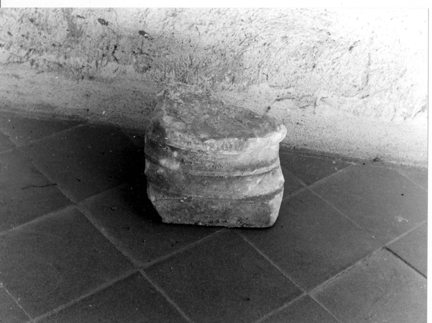 base di colonna, frammento - bottega campana (sec. XVI)