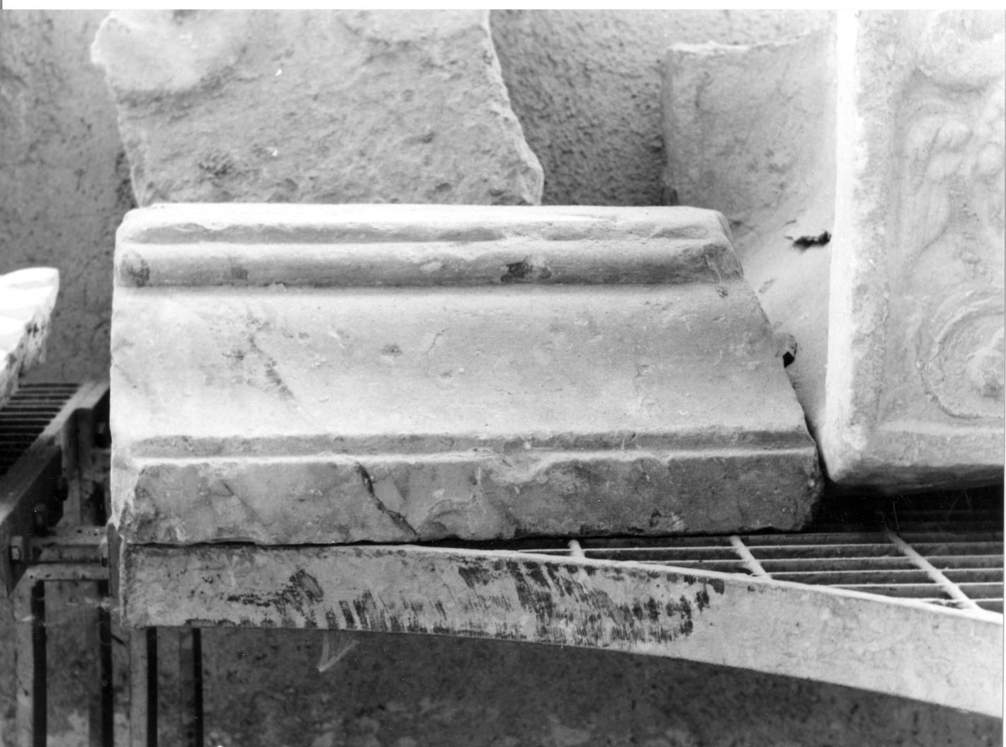 basamento, frammento - bottega campana (sec. XVI)