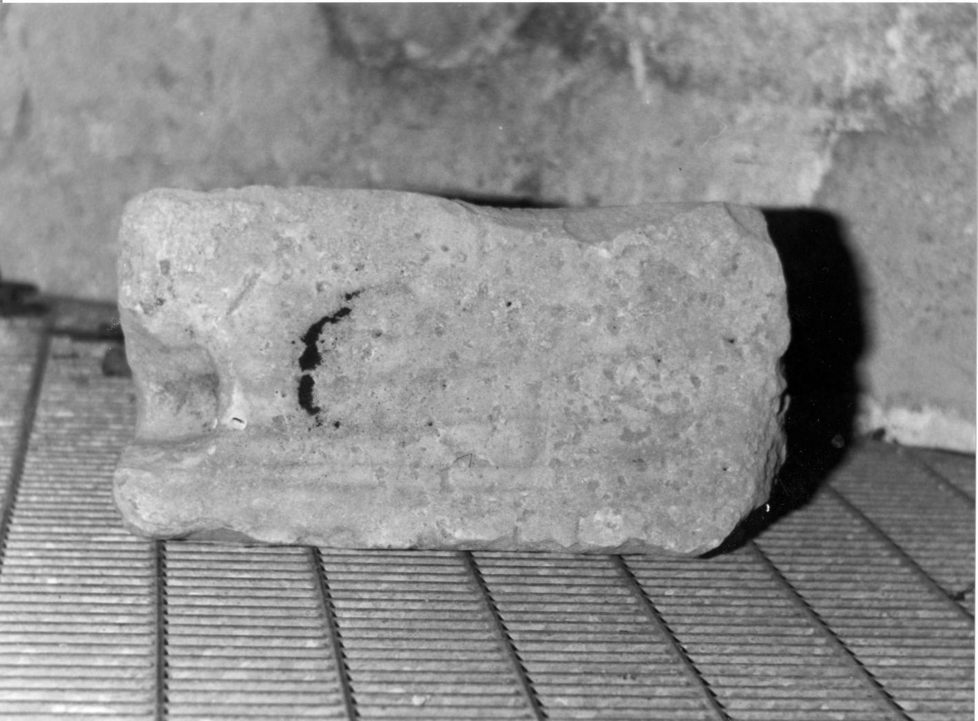 basamento, frammento - bottega campana (sec. XVI)