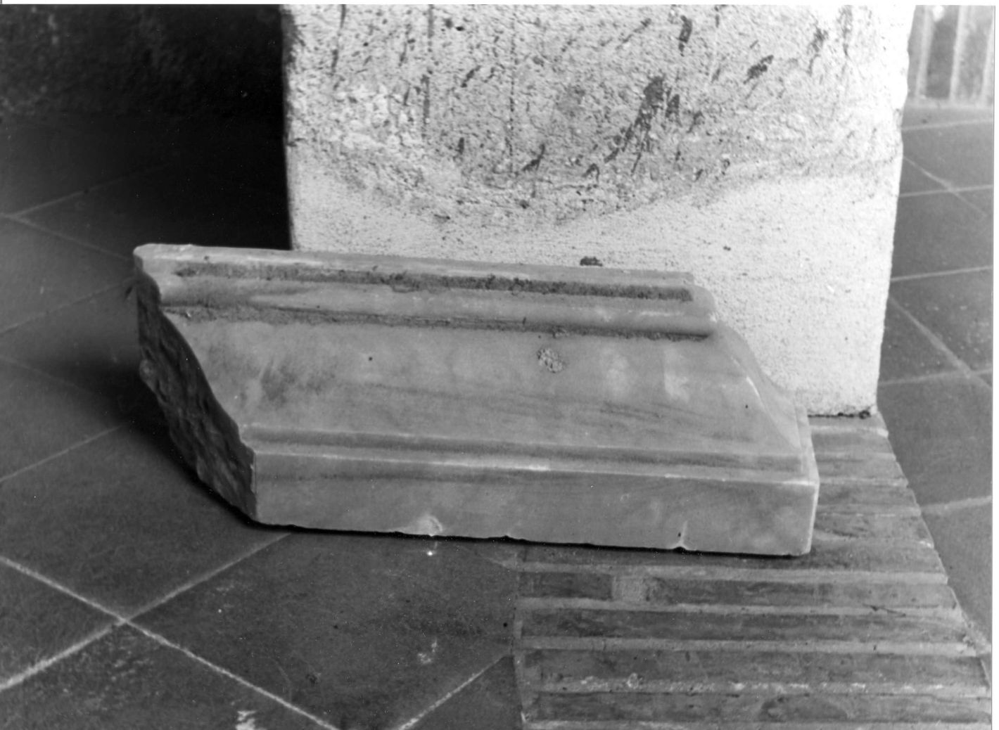 basamento, frammento - bottega campana (sec. XVI)