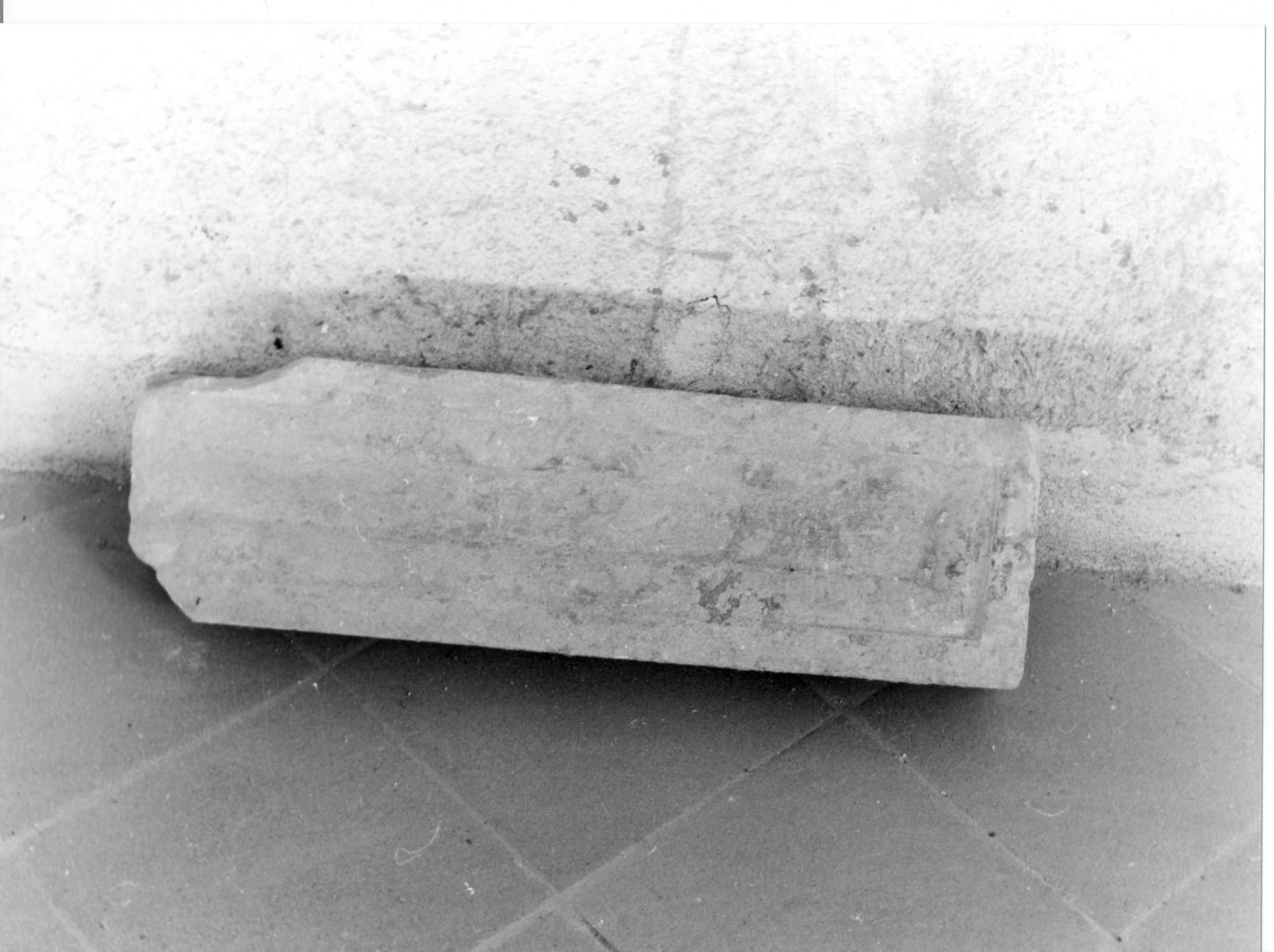 basamento, frammento - bottega campana (sec. XVI)