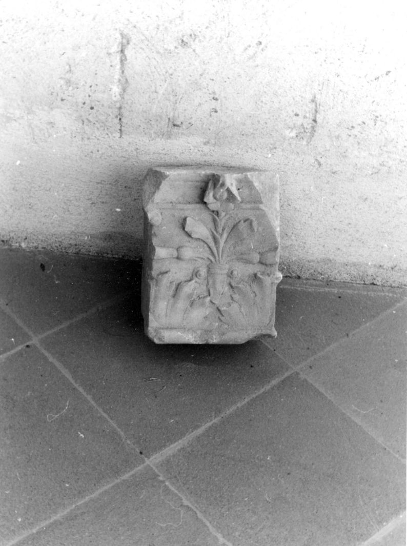 motivo decorativo floreale (rilievo, frammento) - bottega campana (sec. XVI)