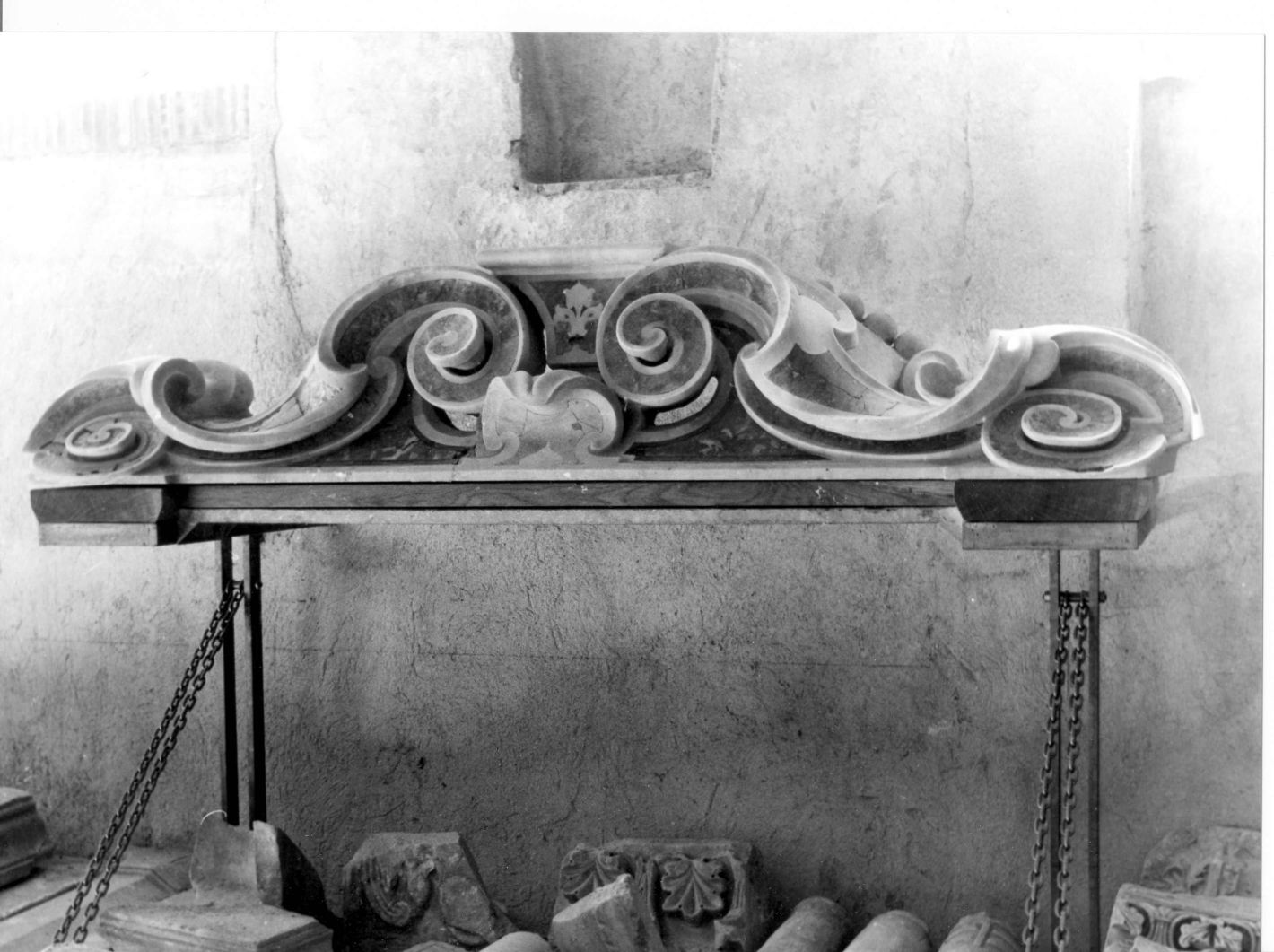 motivi decorativi a volute (cornice, frammento) - bottega campana (sec. XVII)