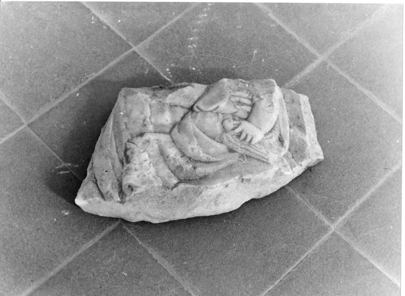 Madonna con Bambino (rilievo, frammento) - bottega campana (sec. XIV)