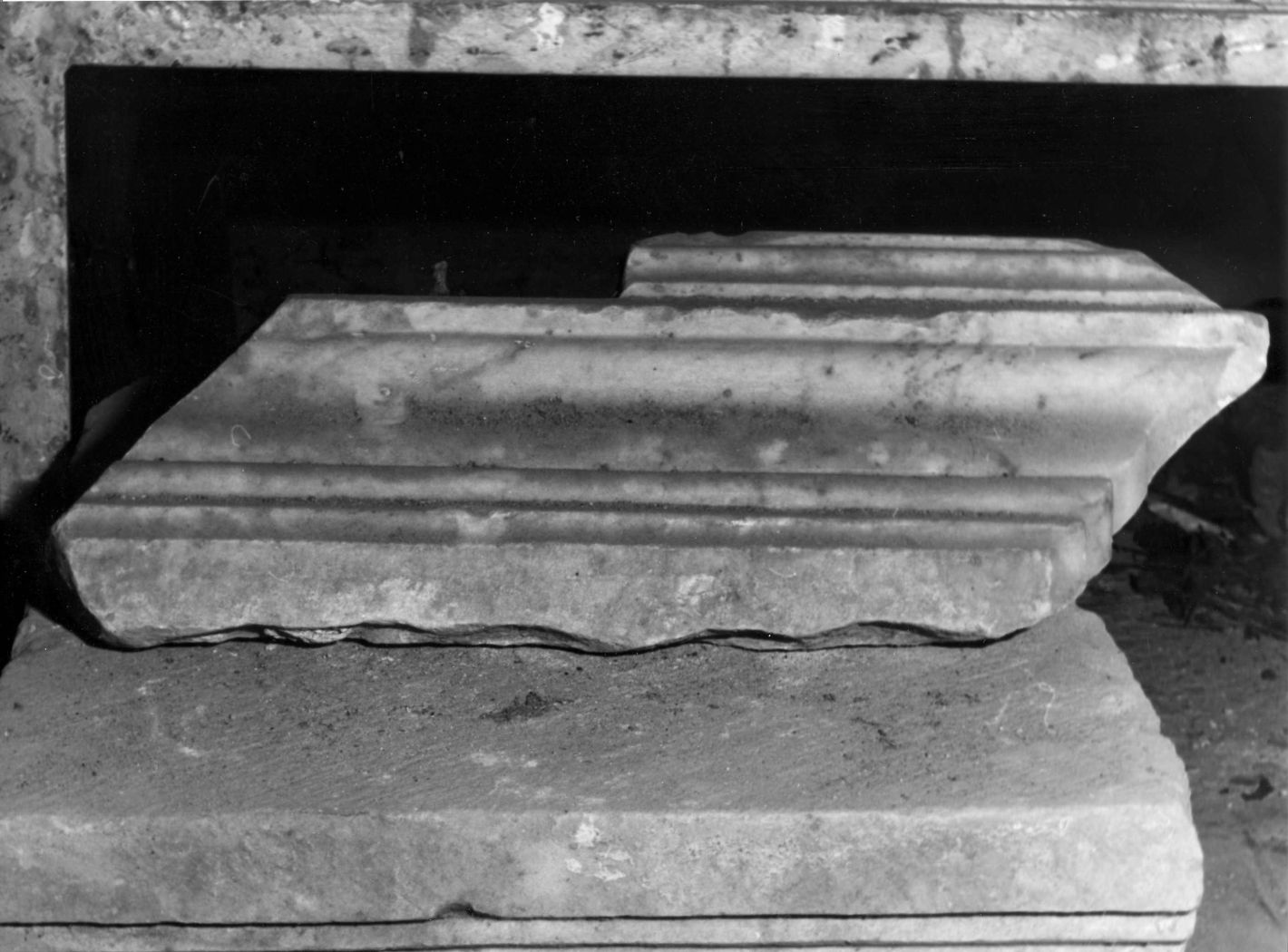 pilastrino, frammento - bottega campana (sec. XVI)