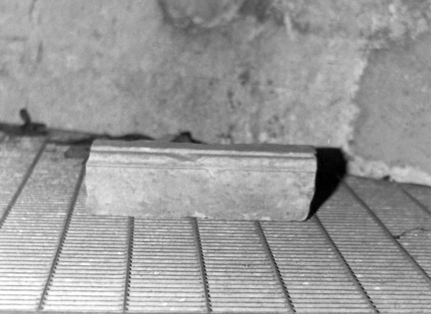 pilastrino, frammento - bottega campana (sec. XVI)