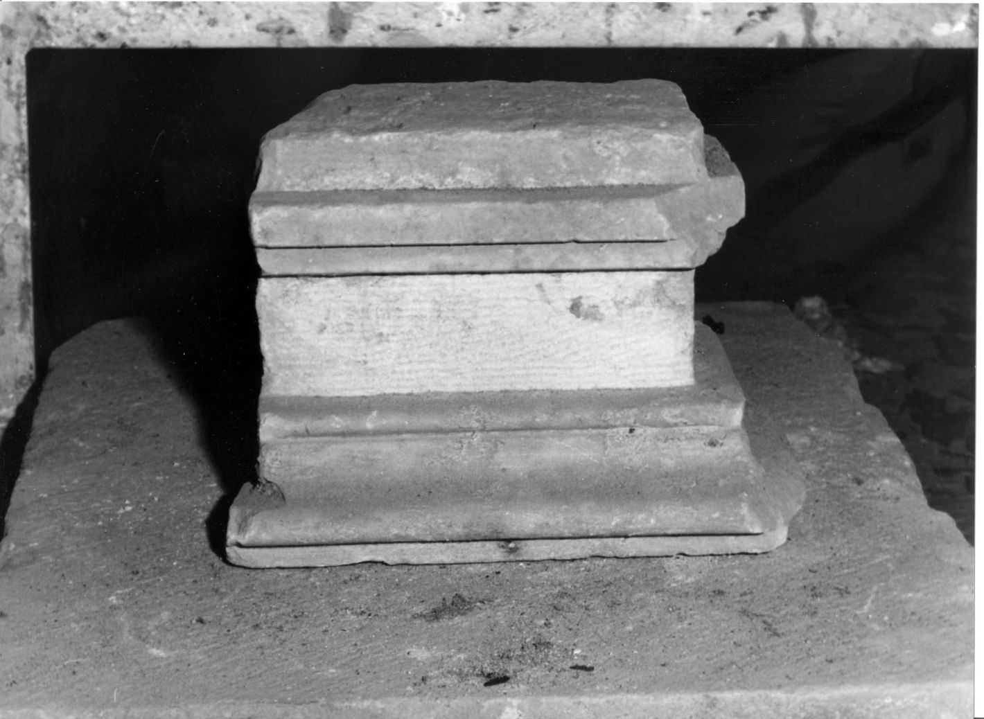 pilastrino, frammento - bottega campana (sec. XVI)