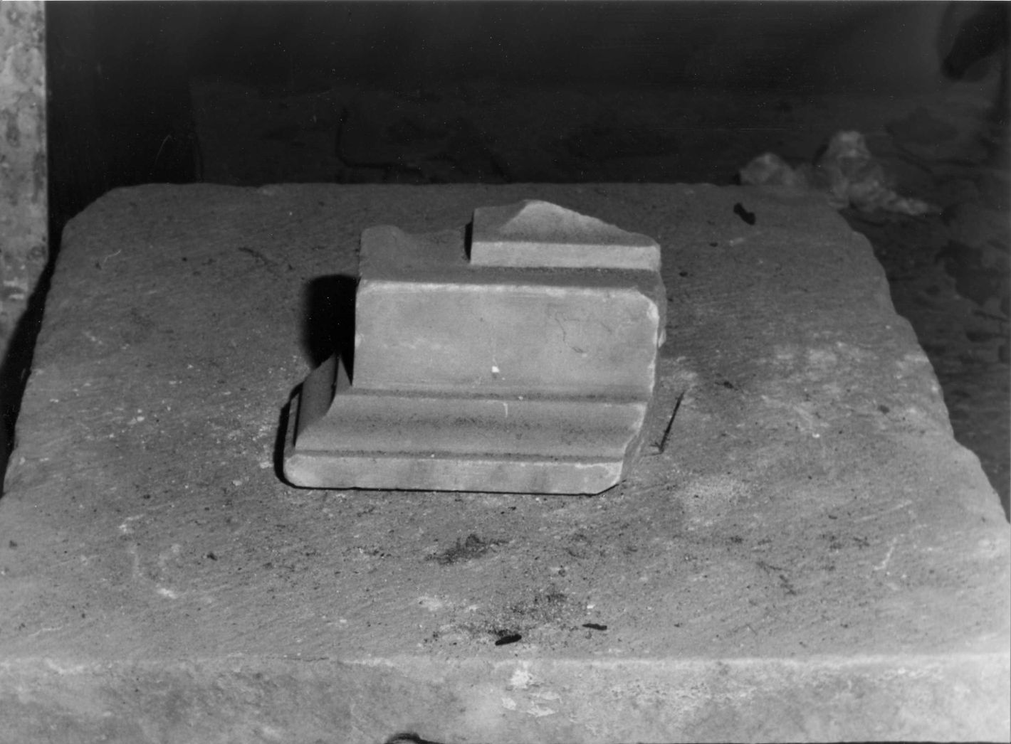 pilastrino, frammento - bottega campana (sec. XVI)