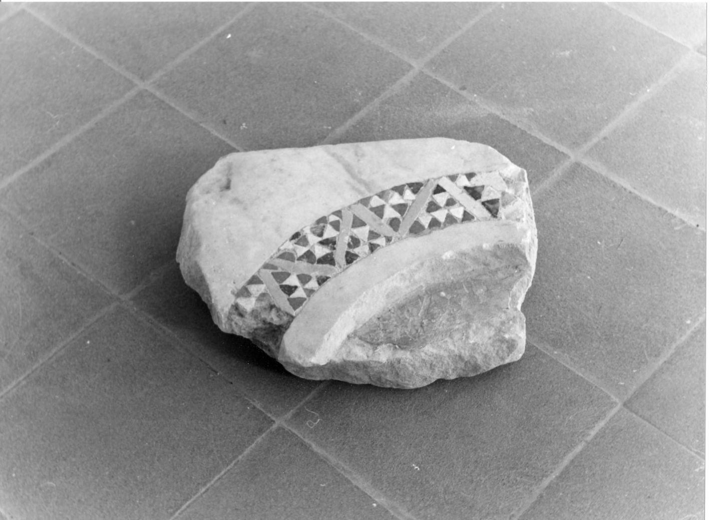 motivi decorativi geometrici (lastra, frammento) - bottega campana (sec. XIII)