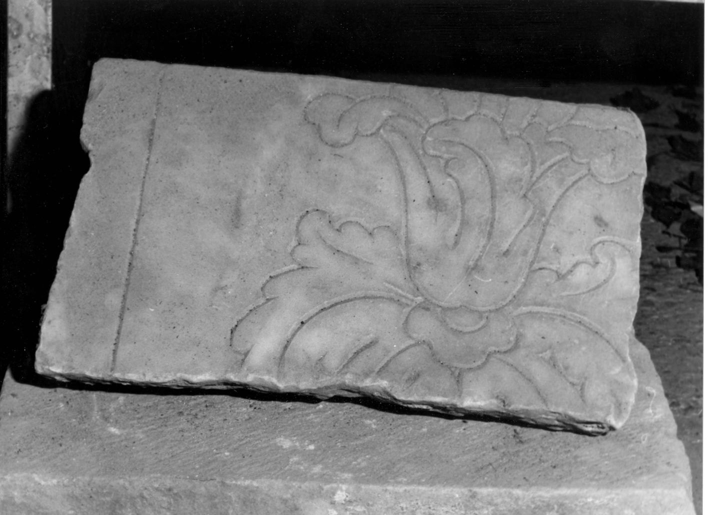 motivi decorativi floreali (lastra, frammento) - bottega campana (sec. XVII)