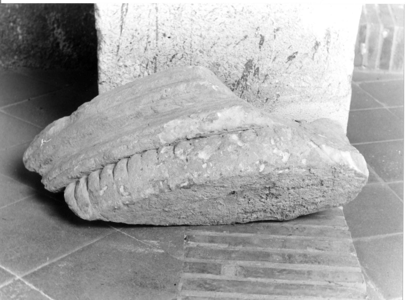 vasca, frammento - bottega campana (sec. XVI)