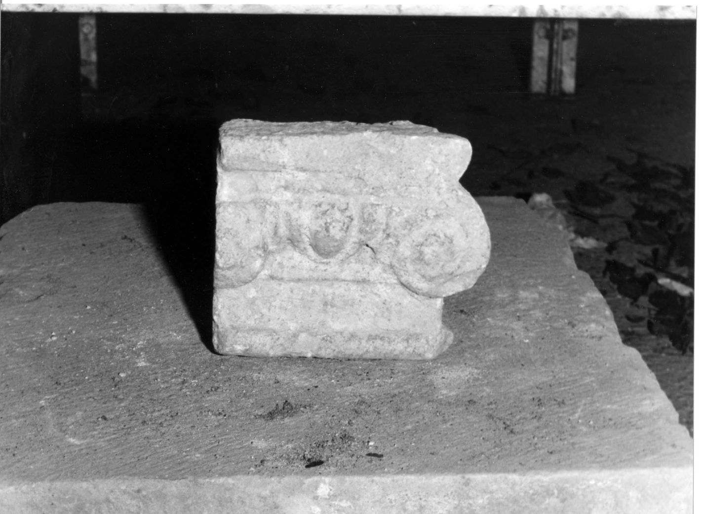 capitello ionico, frammento - bottega campana (sec. XVI)